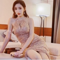王馨瑶穿着金色礼服在秀人网上展示